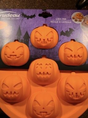 Trudeau Mini pumpkin Silicone Baking Pan Halloween Jack o lanterns metal edge